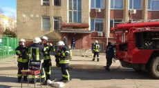 Спасатели в Харькове учебно эвакуировали две райадминистрации (фото)