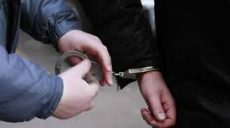 В Харькове двое несовершеннолетних и рецидивист ограбили прохожего