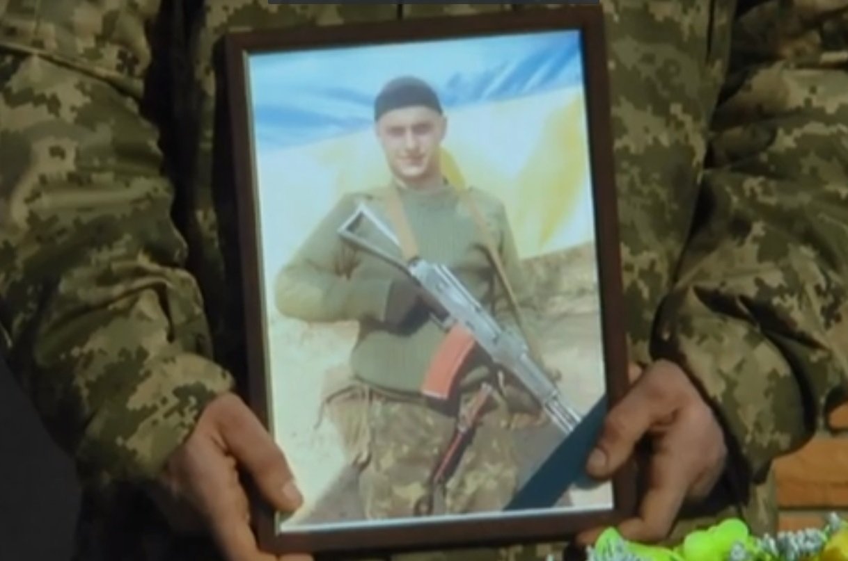 На Харківщині попрощалися з українським військовослужбовцем, який загинув у 2014 році в Іловайському котлі (відео)