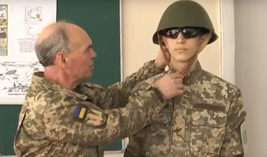 Харківська спеціалізована школа №16 отримала нові речі для курсу «Захист Вітчизни» (відео)