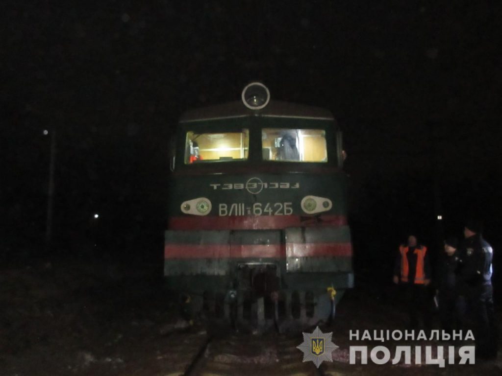 Сидели на рельсах и разговаривали: на Харьковщине поезд насмерть сбил мужчину