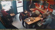 Ограбили средь белого дня: в центре Харькова двое парней похитили из кассы 2000 грн (фото)