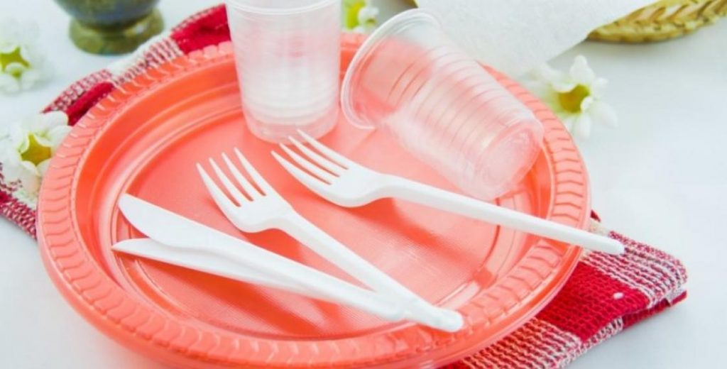 В Евросоюзе с 2021 года запретят пластиковую посуду