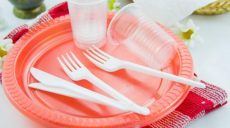 В Евросоюзе с 2021 года запретят пластиковую посуду