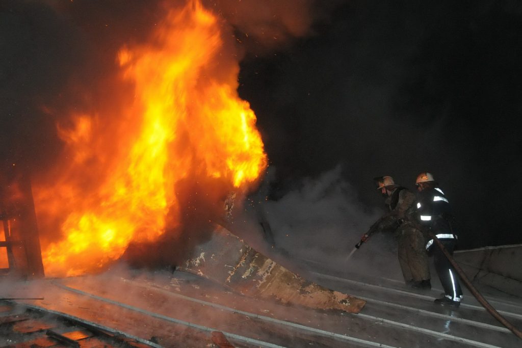 На Харьковщине на пожаре спасли курильщика