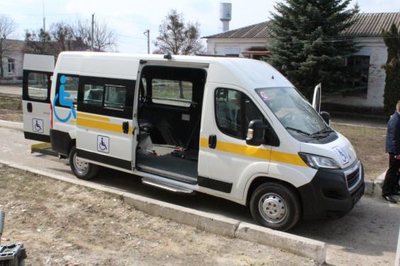Нововодолазька ОТГ отримала автомобіль для перевезення людей на візках (відео)