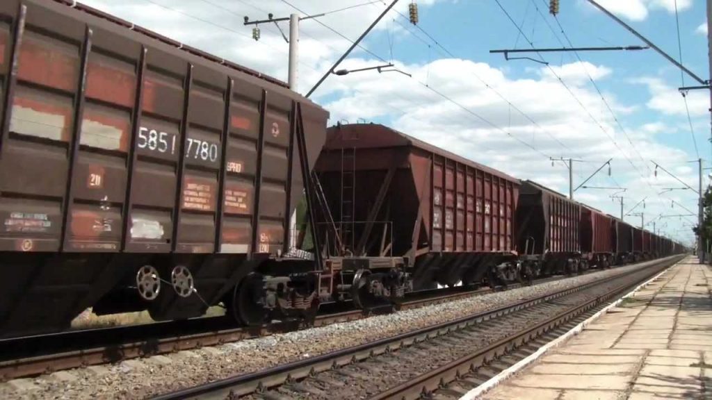 Под Харьковом грузовой поезд сбил женщину, которая сидела на шпалах  