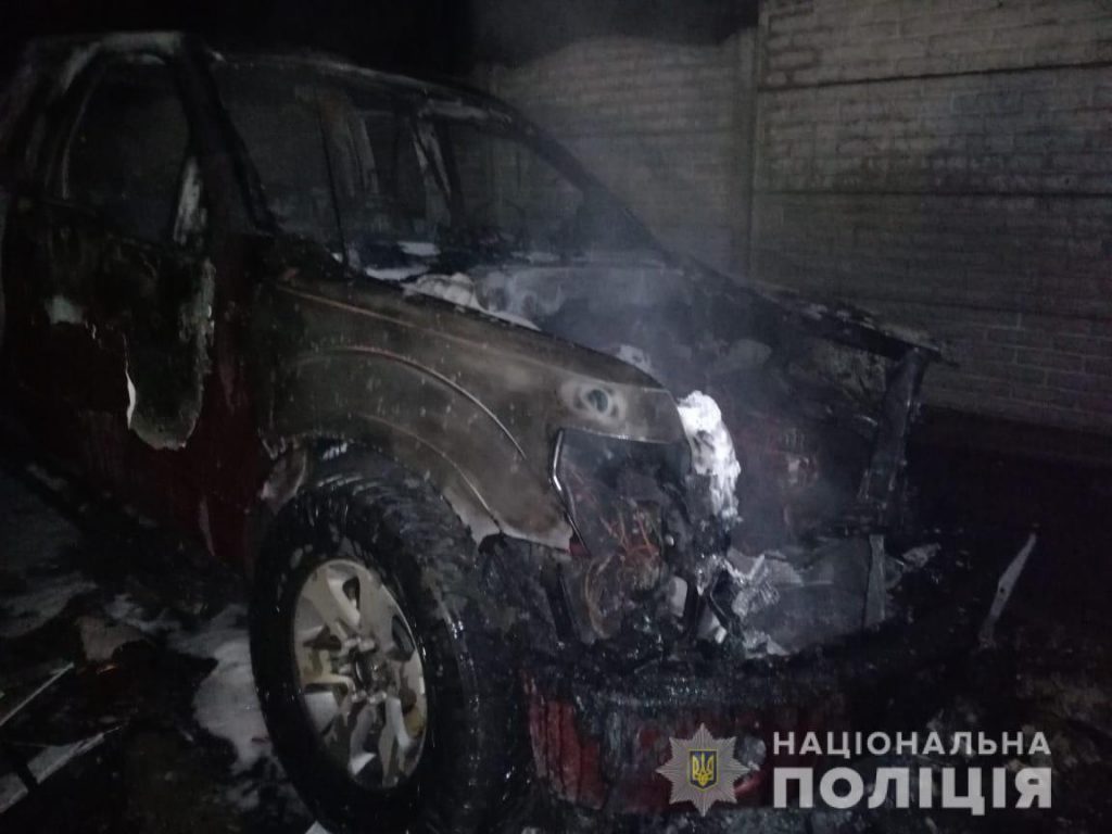 На Харьковщине во дворе хозяина подожгли автомобиль (фото)