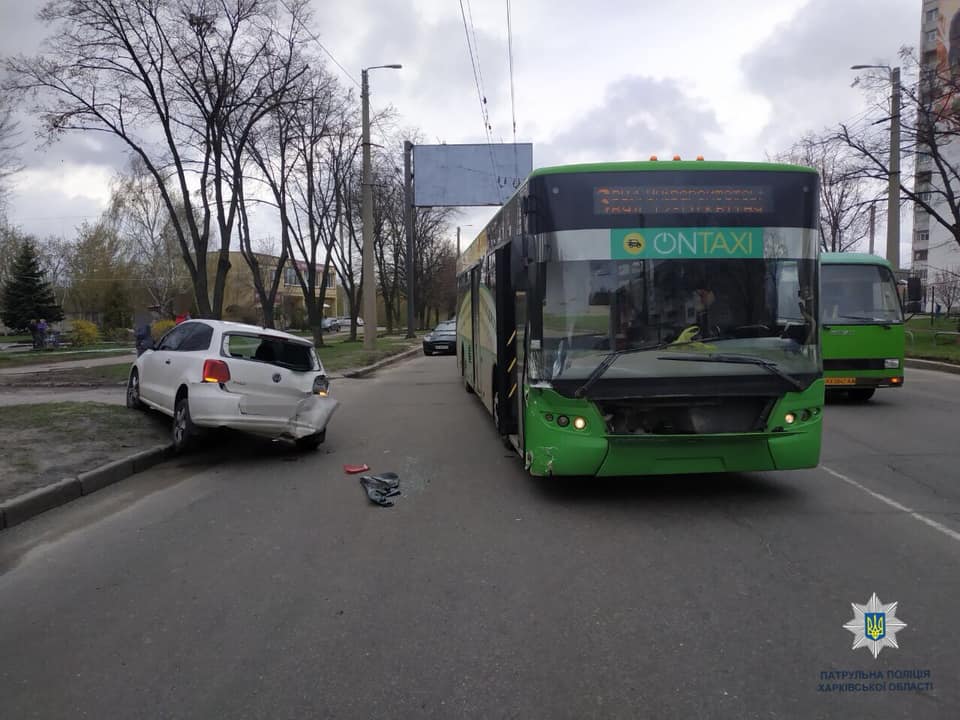 На пр. Александровском Volkswagen столкнулся с троллейбусом (фото)