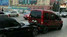 На Сумской столкнулись ВМW и Renault Kangoo