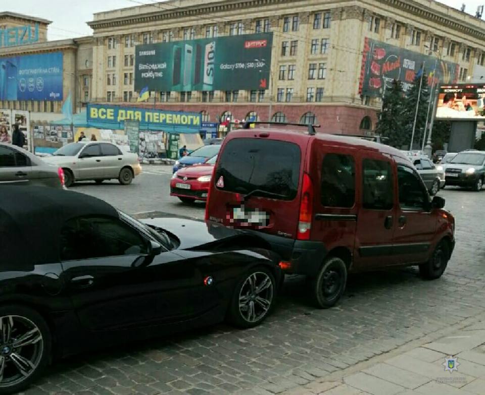 На Сумской столкнулись ВМW и Renault Kangoo