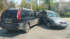 На Целиноградской столкнулись Nissan и Volkswagen (фото)