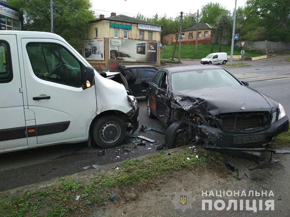В Харькове мужчина совершил двойное ДТП на угнанном автомобиле (фото)
