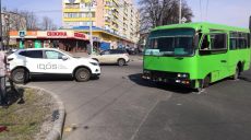 В Харькове Nissan подрезал автобус (фото)