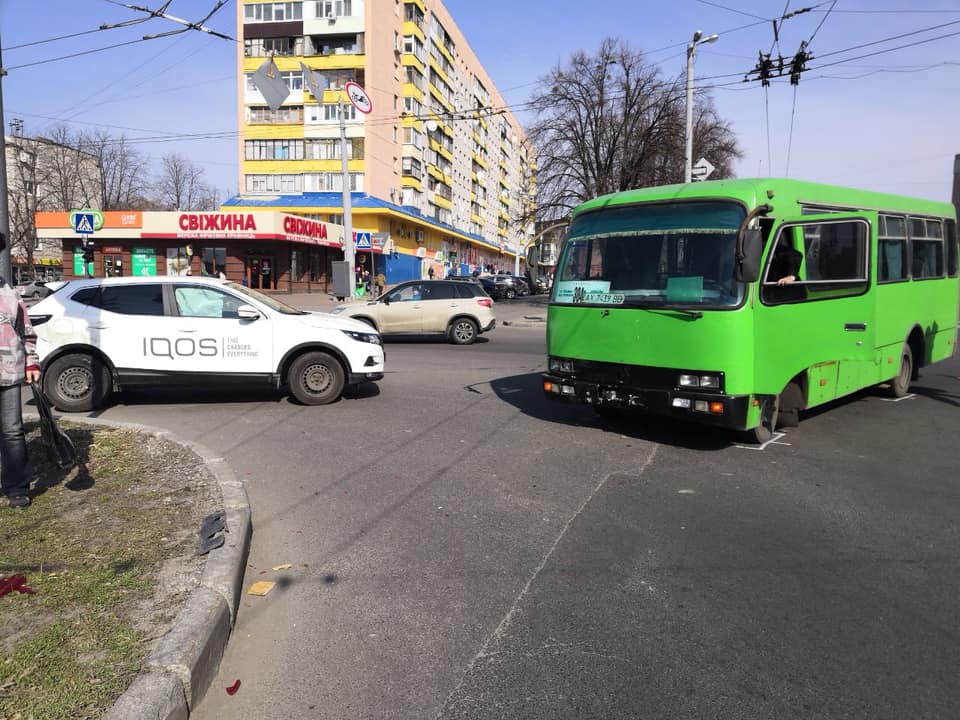 В Харькове Nissan подрезал автобус (фото)