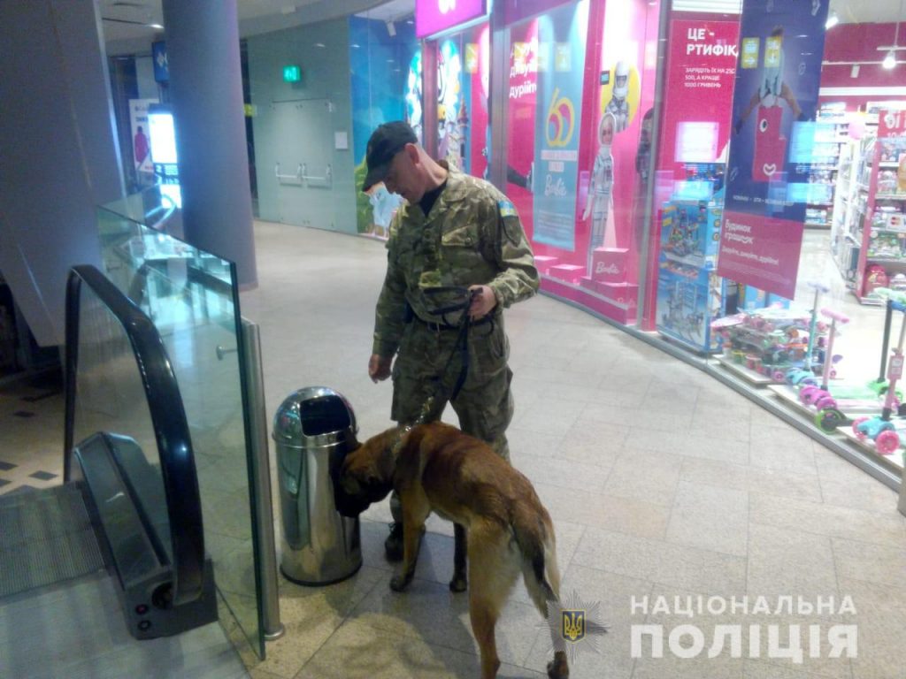 Полиция искала взрывчатку в торговых центрах Харькова (фото)