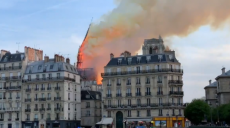 Появилось видео падения шпиля Собора Парижской Богоматери