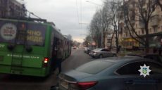 На проспекте Науки троллейбус неудачно объехал припаркованный автомобиль (фото)