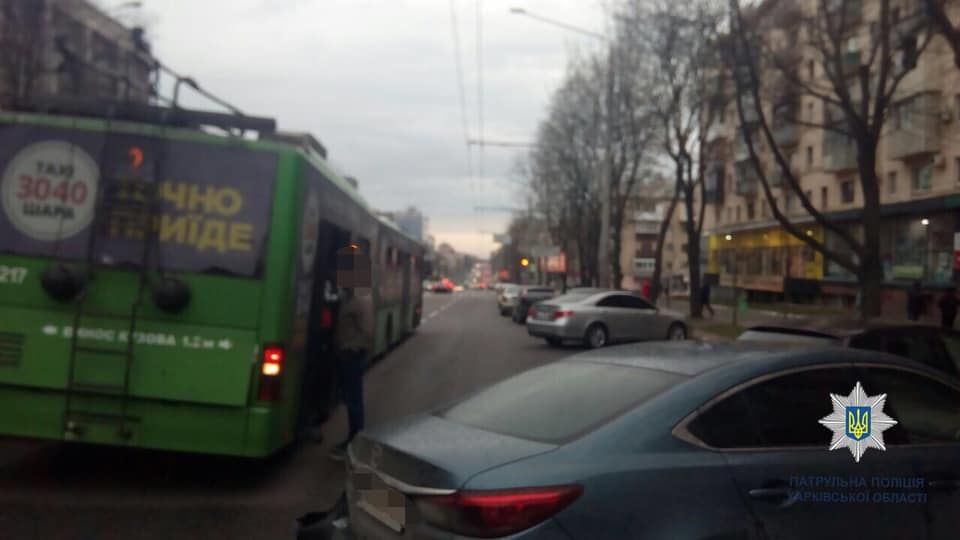 На проспекте Науки троллейбус неудачно объехал припаркованный автомобиль (фото)