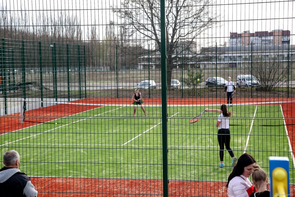 У П’ятихатках відкрили футбольне поле зі штучним покриттям, тенісний корт і воркаут (відео)