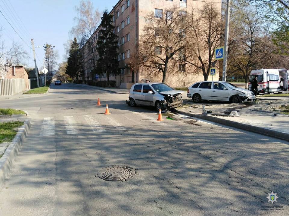 На Целиноградской в результате столкновения автомобилей сбита женщина (фото)