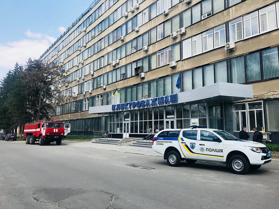 На заводе «Электротяжмаш» проведена полная эвакуация сотрудников (фото)