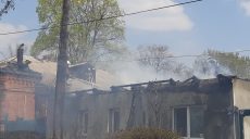 Под Харьковом из-за электропроводки сгорела крыша частного дома (фото)