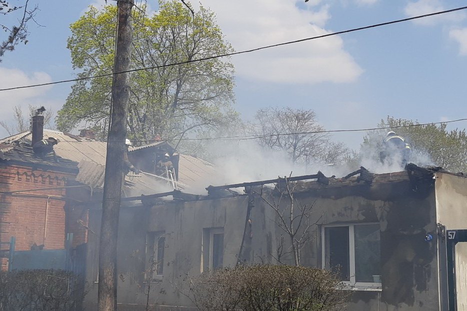 Под Харьковом из-за электропроводки сгорела крыша частного дома (фото)