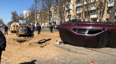 Взрыв в Одессе: повреждены авто, движение трамваев приостановлено (фото)