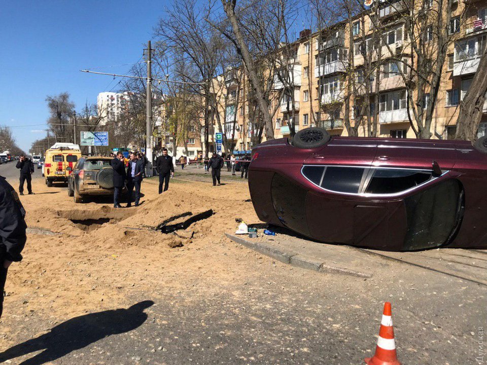 Взрыв в Одессе: повреждены авто, движение трамваев приостановлено (фото)
