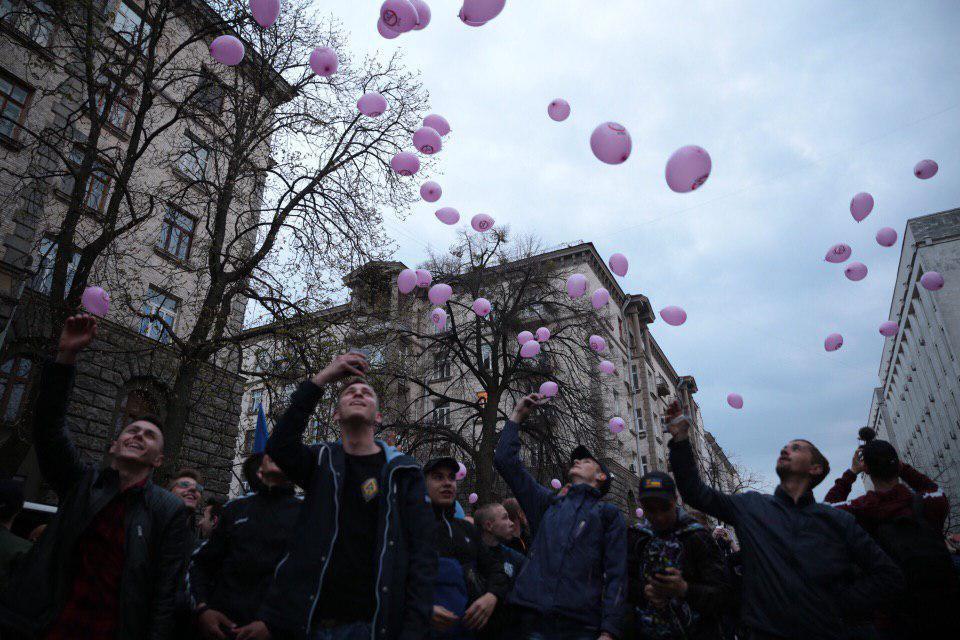 В Киеве националисты пикетировали силовые ведомства