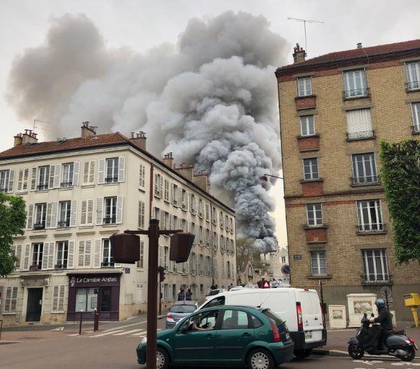 В Париже в Версале вспыхнул крупный пожар  (фото)
