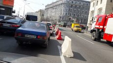 На площади Конституции — гигантская пробка (фоторепортаж)