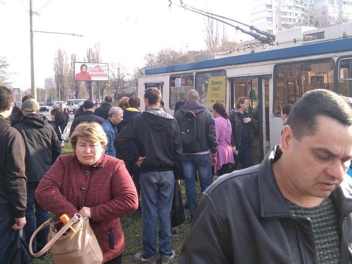 В Харькове в салоне троллейбуса распылили газ