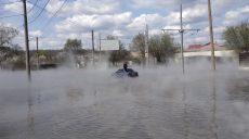 Прорыв теплотрассы в Харькове: появилось видео спасения водителя и пассажира такси (фото, видео)