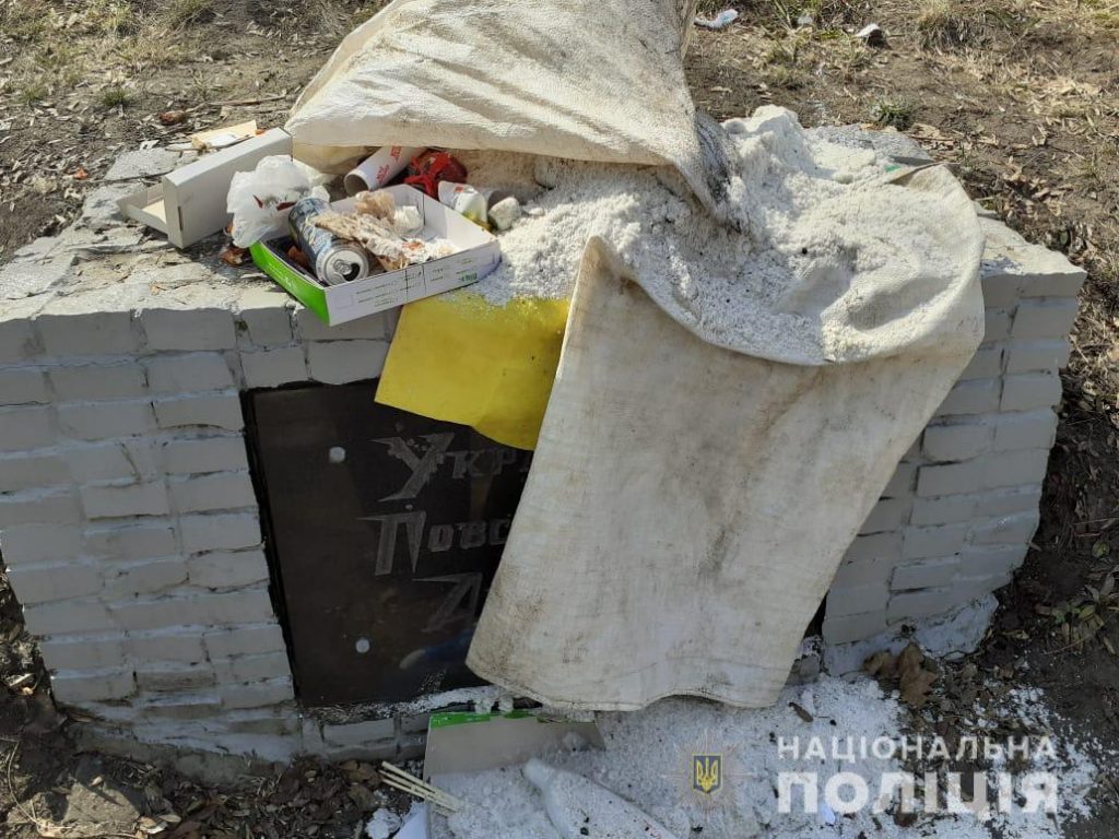 Неизвестные закидали мусором памятник воинам УПА в Харькове