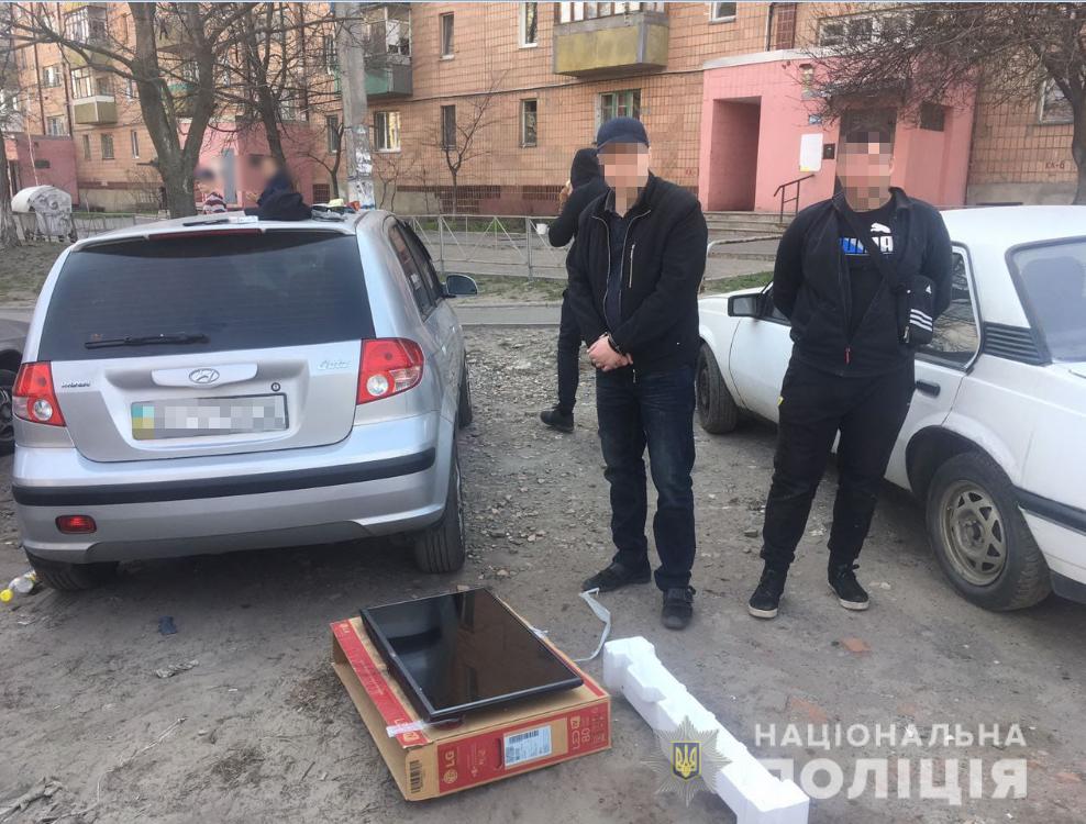 В Харькове двое рецидивистов обокрали квартиру (фото)