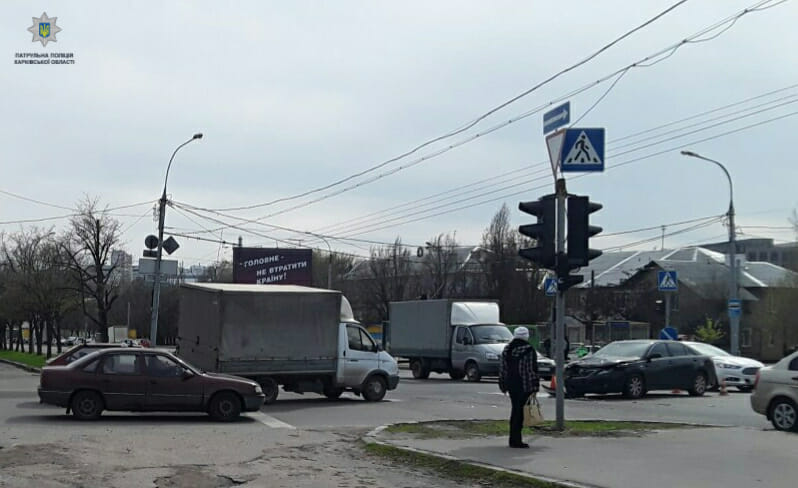 На пр. Ландау столкнулись Газeль, Тойота и Ваз (фото)
