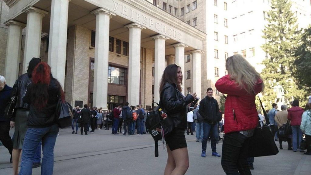 Из университета Каразина эвакуируют студентов (фото)