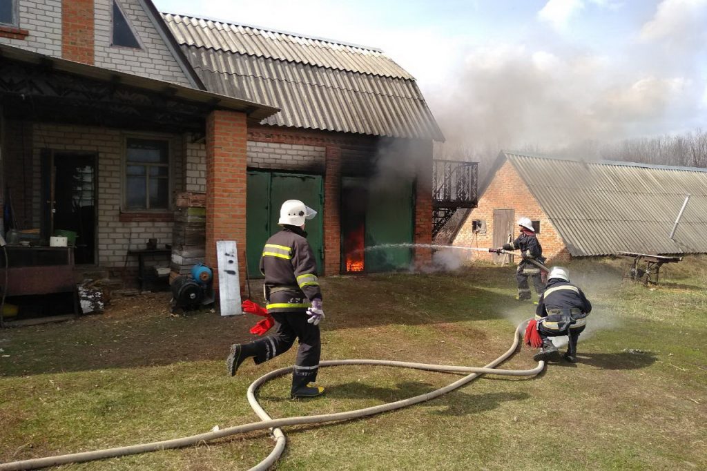 На Харьковщине сгорел гараж (фото)