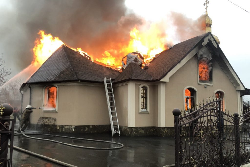 Храм в Люботине полностью уничтожен огнем (фото)