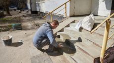 В Харькове продолжают ремонтировать подъезды