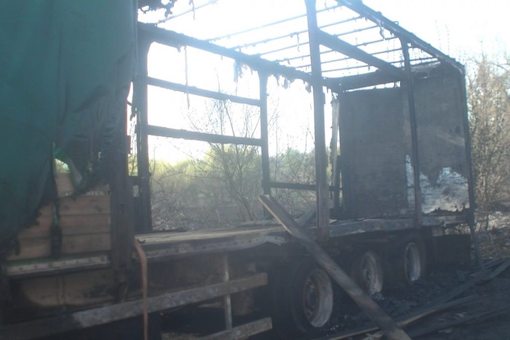 В Харькове пожар на болоте уничтожил полуприцеп и нанес ущерб соседним частным домам (фото)