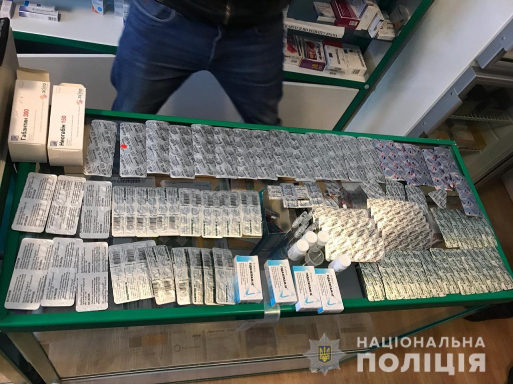 Правоохранители изъяли наркосодержищие препараты из аптеки в Шевченковском районе