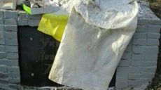 В Харькове забросали мусором памятник УПА