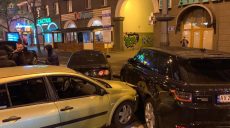 На Павловской пьяный водитель Renault Megane побил припаркованные иномарки (фото)