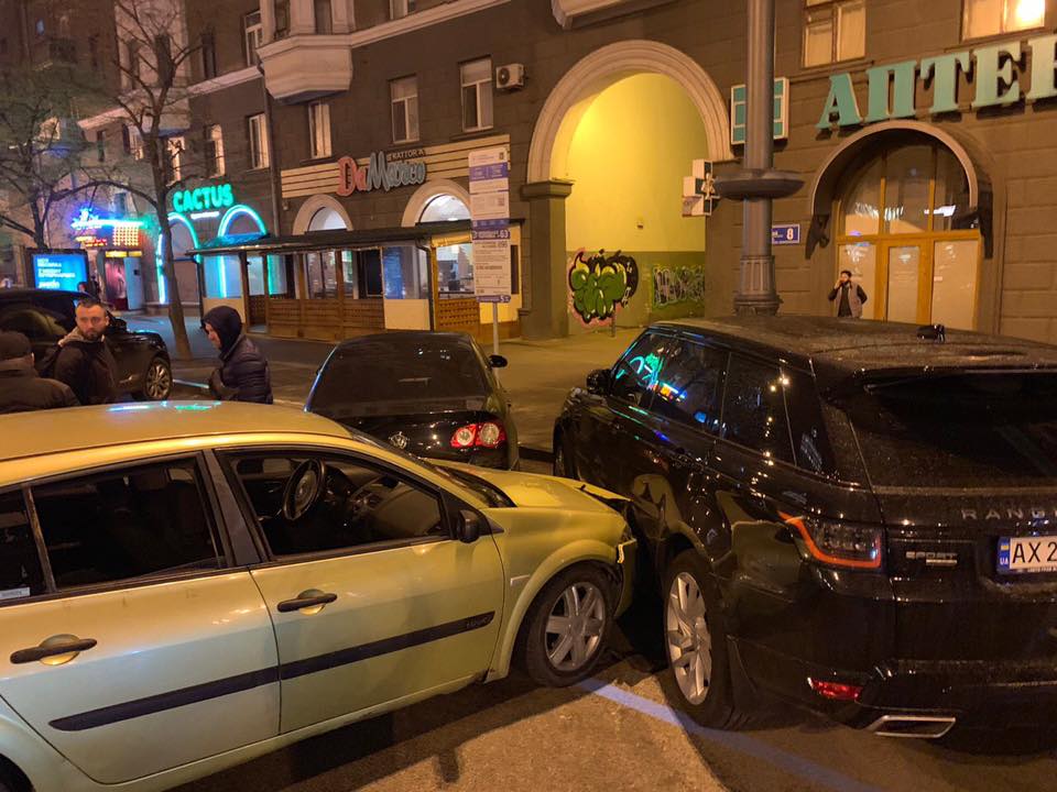 На Павловской пьяный водитель Renault Megane побил припаркованные иномарки (фото)