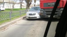 На Героев Сталинграда МАN «притер» к обочине Skoda Octavia