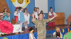 Школьники пригласили военнослужащих 53 ОМБр на пасхальный спектакль (фото)