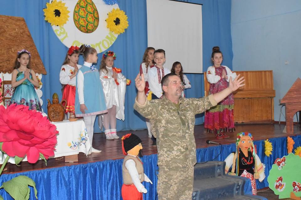 Школьники пригласили военнослужащих 53 ОМБр на пасхальный спектакль (фото)
